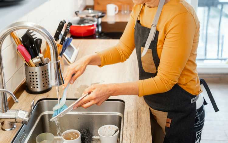 Awakening Exercises When Washing the Dishes